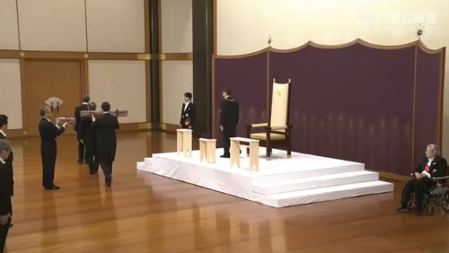 剣璽等承継の儀。首相官邸広報ビデオより
