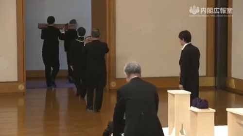 剣璽等承継の儀。首相官邸広報ビデオより