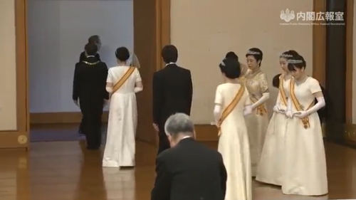 即位後朝見の儀。首相官邸広報ビデオより
