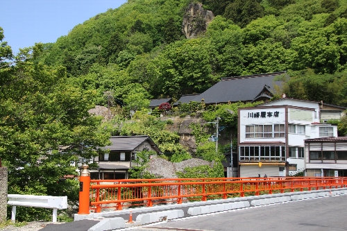 赤い欄干に金色擬宝珠のある橋