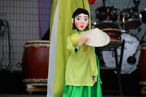 ベトナム女性人形
