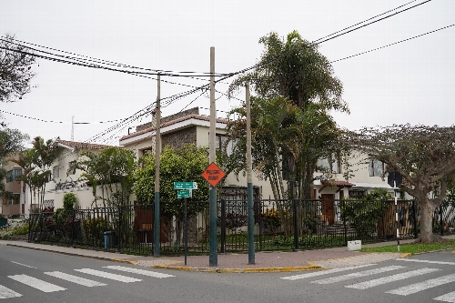 旧日本大使公邸跡の向かいの家