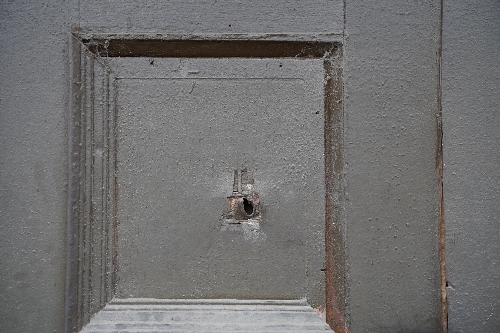 旧日本大使公邸跡の門の扉に空いたままとなっている銃弾による穴