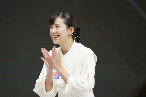 舞台上のお姉さん