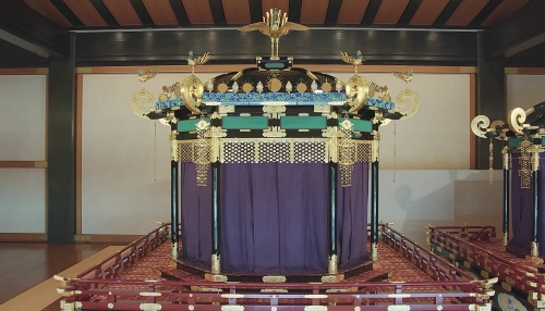 高御座。官邸広報ビデオより