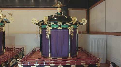 御帳台。官邸広報ビデオより
