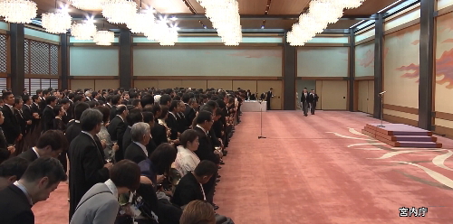 天皇皇后両陛下と皇族方が入ってこられた。官邸広報ビデオより