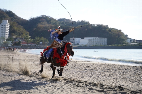 女性騎馬武者が二の的を狙う