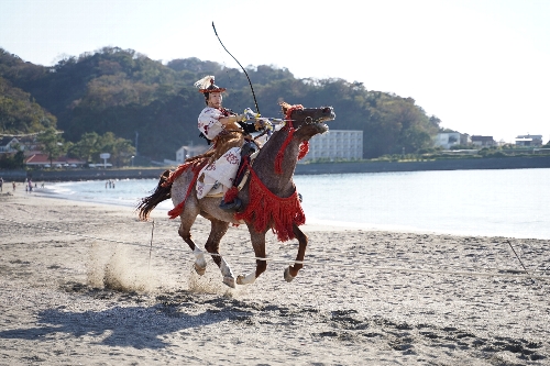 旗が上がっていないのに、もう騎馬武者が駆けてきた