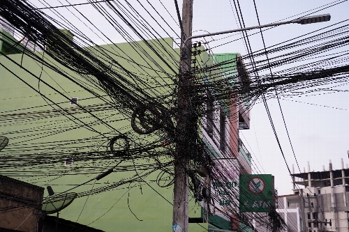 街中のこんがらがっている電線