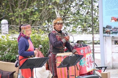 文武廟で少数民族が民族衣装を着て、歌を歌い、音楽を奏でていた