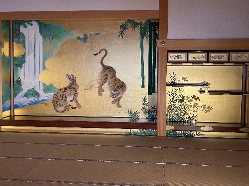 玄 関