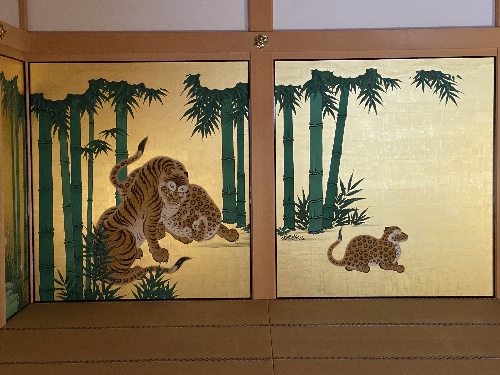 玄 関
