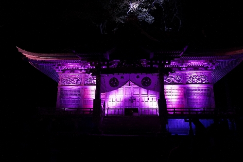 神社の本殿のプロジェクションマッピング