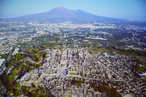 ヴェスヴィオ火山を背景としたポンペイの全景