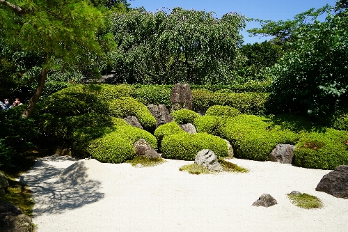 三角錐の築山の上ある枯山水庭園