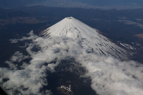 冬：機内から見た雪に覆われた富士山