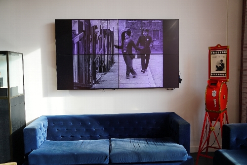 アメリカ ホラー映画 100万ドル紙幣 紙モノ男の隠れ家趣味の部屋インテリア