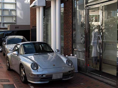 裏道の店先の高級車
