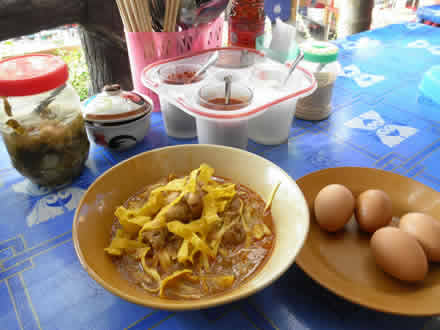 タイ北部料理カオソーイ