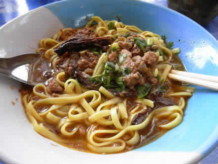 タイ北部料理カオソーイ