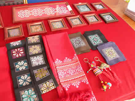 ミェン族の村の子どもたちの刺繍