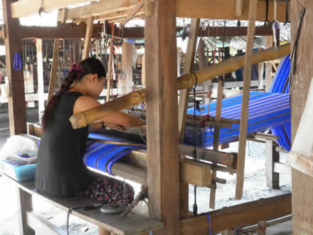 タイ国境カレン族の村にて 女性の機織り