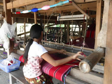 タイ国境カレン族の村にて 女性の機織り