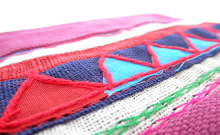 アカ族の刺繍とアップリケ