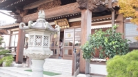照圓寺本堂前