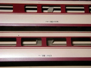 183系、車番貼付