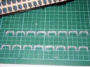 183系、カーテンパーツ取付状態