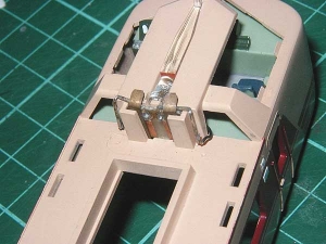 運転台背面、配線の様子