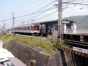 近鉄道明寺線柏原南口駅と電車