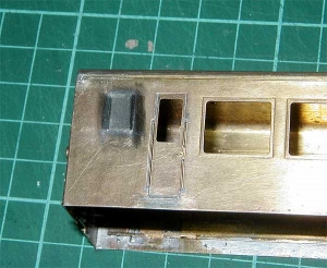 クモヤ145-100代、乗務員小窓ユニット枠付け1