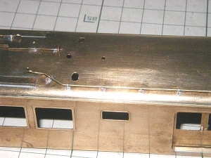 クモヤ145-100代、屋上配管はんだ付け、パンタ間