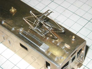 クモヤ145-100代、屋上配管、前位側パーツ仮取付