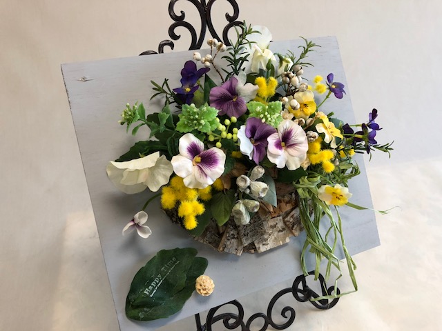 春のボードアレンジ (パンジー) | INAOフラワーアレンジメントスタジオ