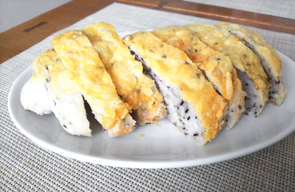 ゴマチーズドデカパン カット