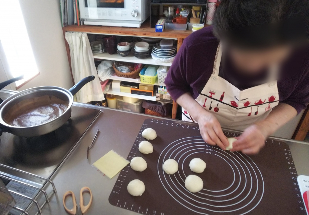 チーズパン丸め中