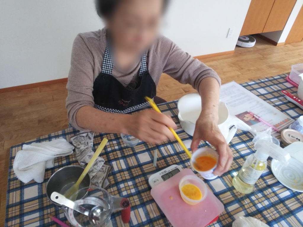 クッキー生地計量中