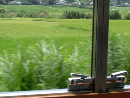 南阿蘇鉄道の車窓から緑を眺める