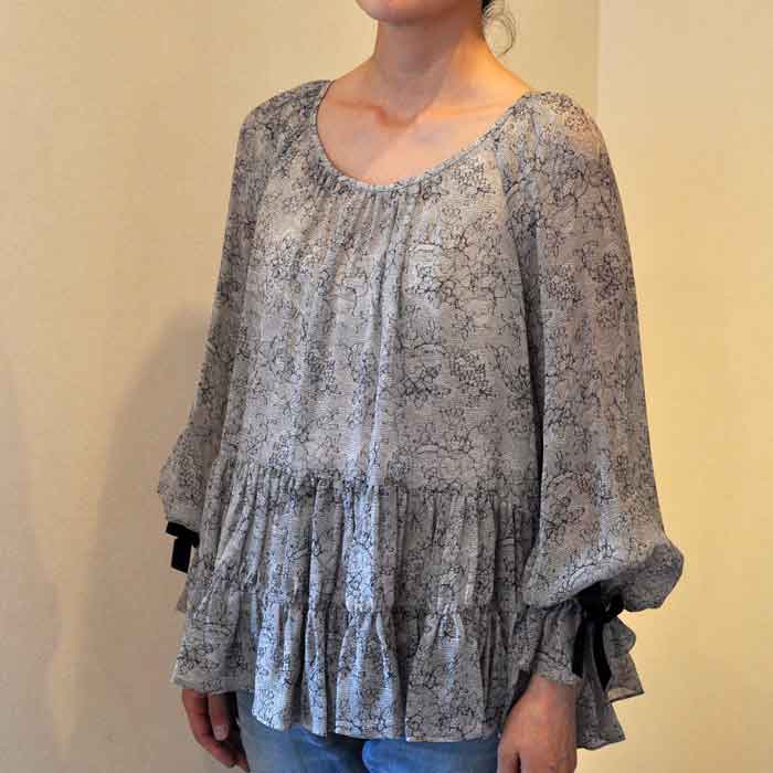 leur logette /ルルロジェッタ レース柄シルクシフォン ティアードブラウス Off White