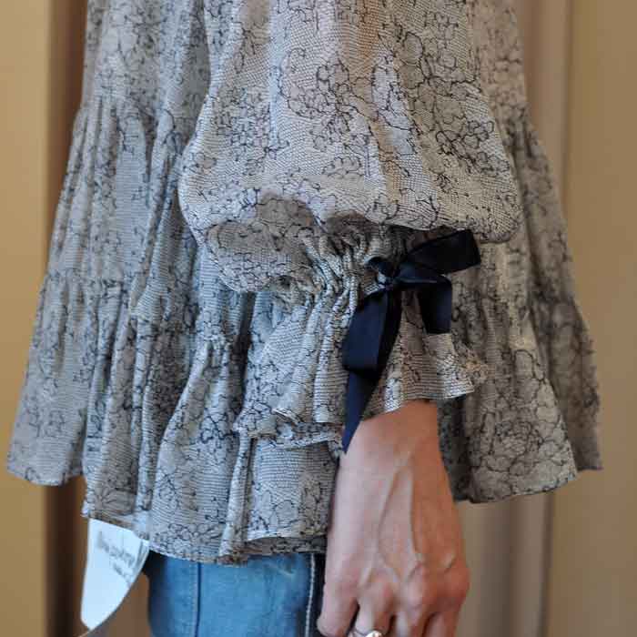 leur logette /ルルロジェッタ レース柄シルクシフォン ティアードブラウス Off White