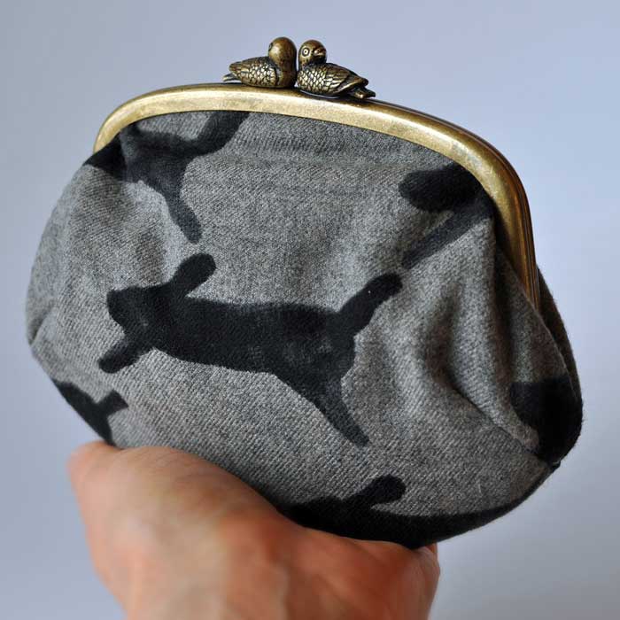 ミナペルホネンcuddle purse-run run run-がま口財布gray | Lin total
