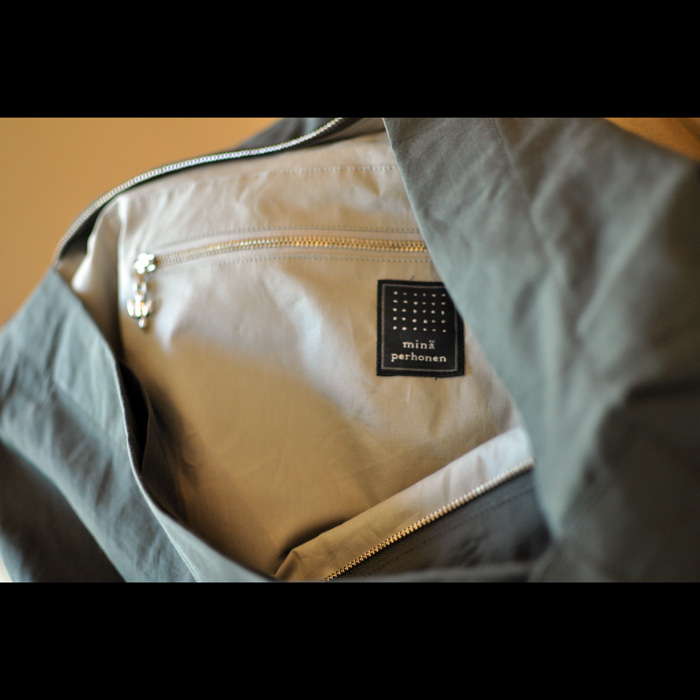 ミナペルホネン ribbon ボディバッグ（L）charcoal | Lin total