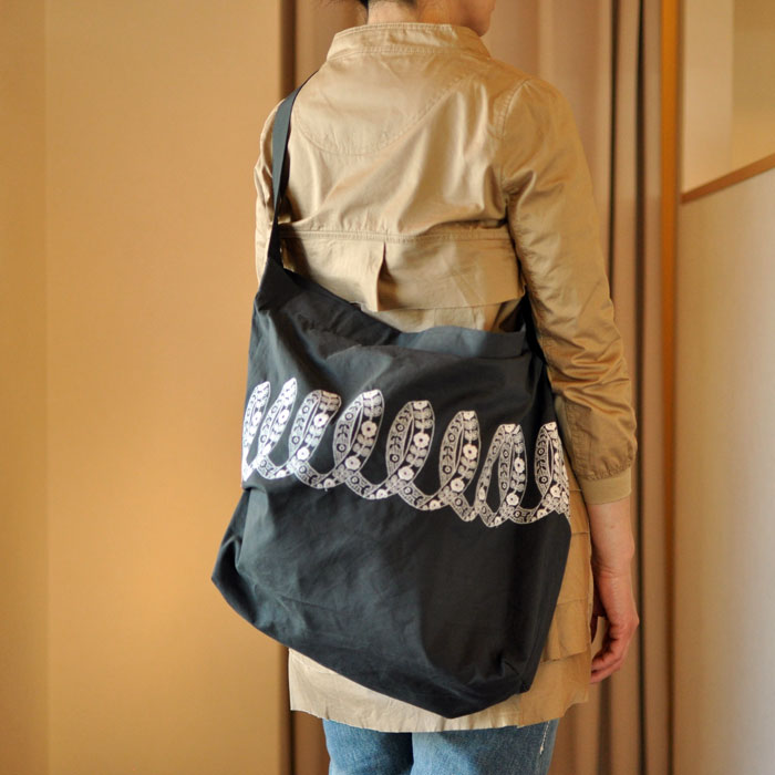 ミナペルホネン ribbon ボディバッグ（L）charcoal | Lin total