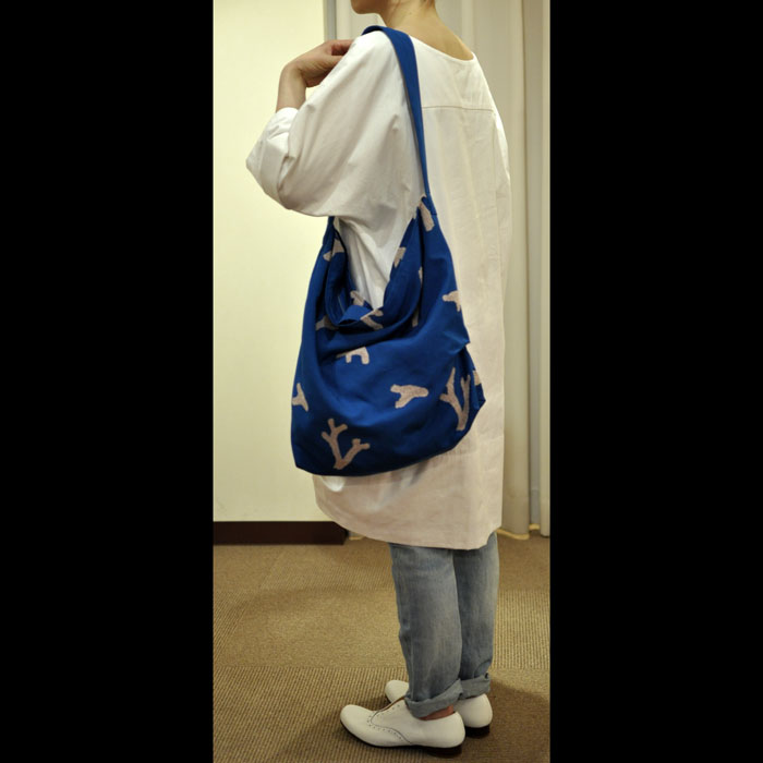 ミナペルホネン coral ボディバッグ（大）blue | Lin total fashion 