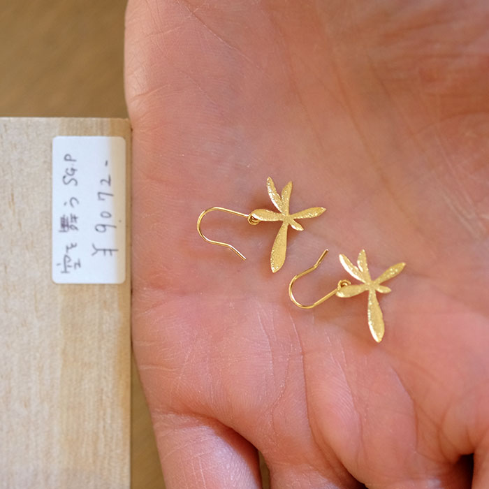 空を舞う 22金メッキピアス - 季節のあくせさり - きたのまりこ