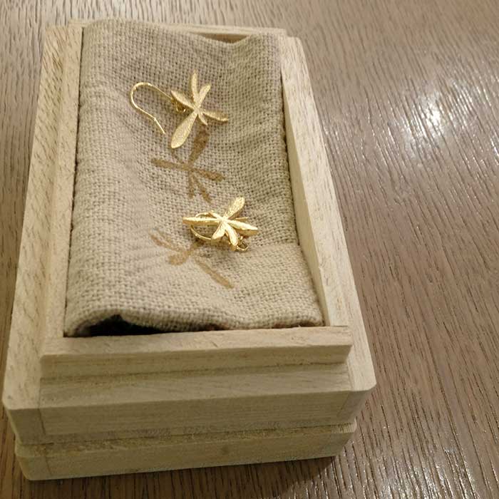 空を舞う 22金メッキピアス - 季節のあくせさり - きたのまりこ